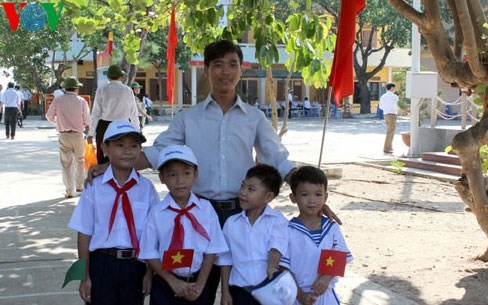 Warm feelings between teachers & students in Truong Sa archipelago  - ảnh 2
